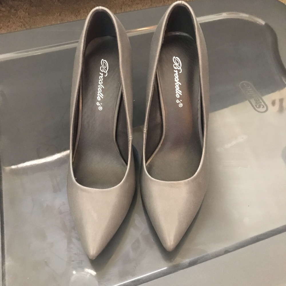 Adorable gray heels